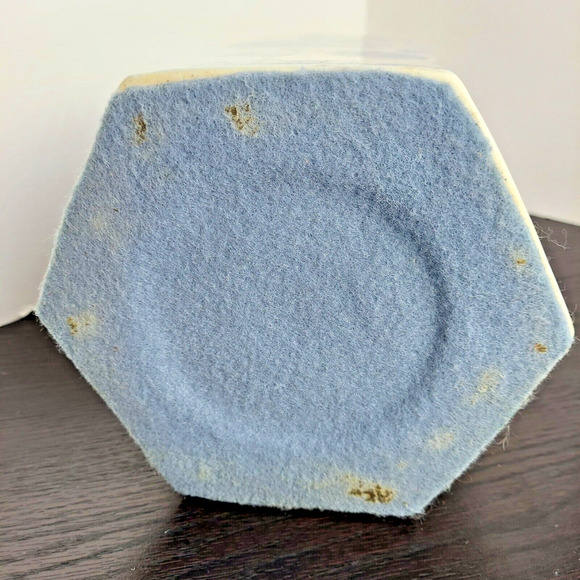 Porcelain Lidded Ginger Jar Vintage Style Blue and White Floral Motif 9" w/Lid - Picture 9 of 15